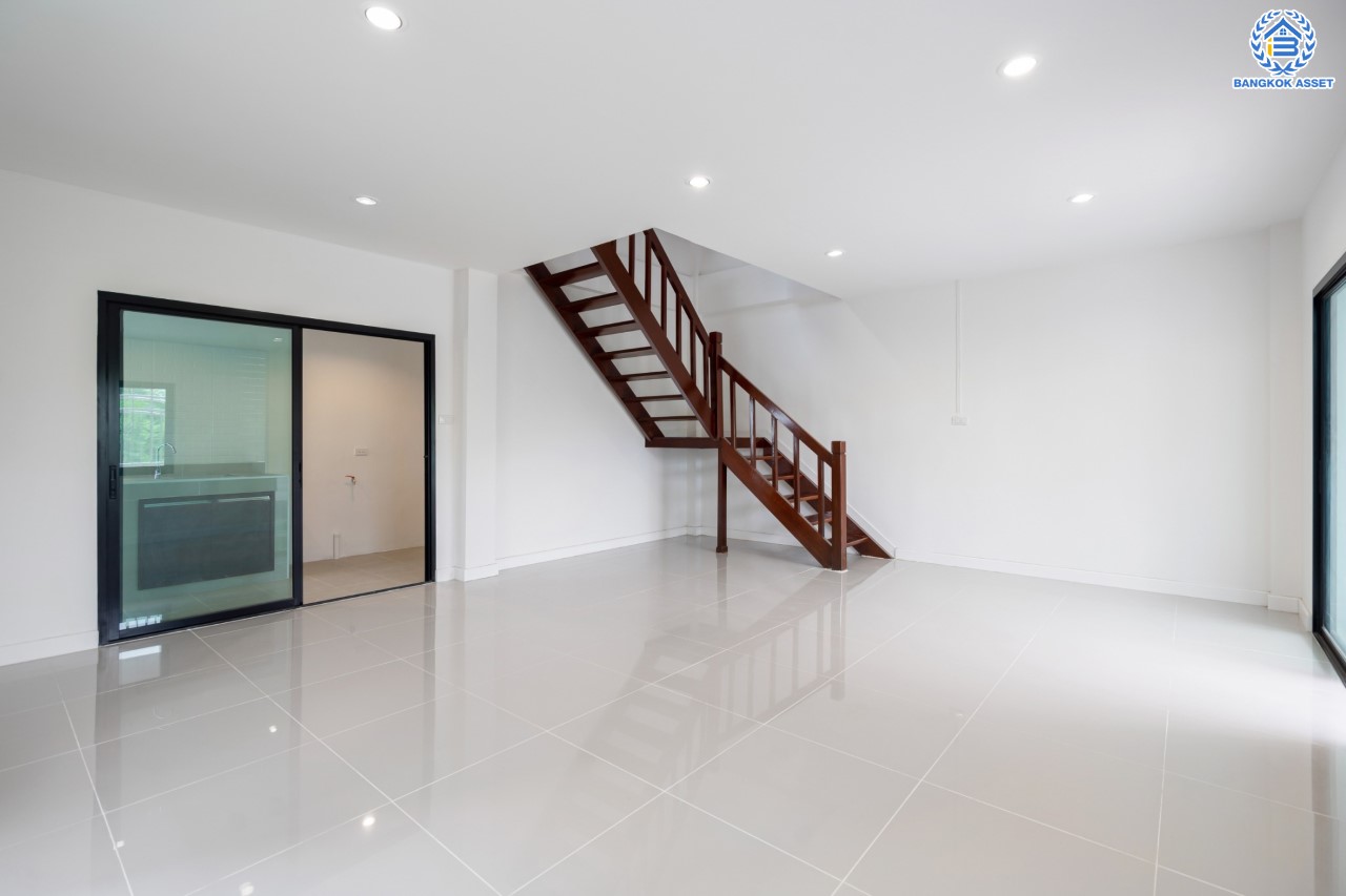 บ้านมือสองตกแต่งใหม่ 3 ชั้น โซนเศรษฐกิจ ซอยนวนิช ปากเกร็ด เนื้อที่ 23 ตร.ว. ฟังก์ชัน 3 ห้องนอน 3 ห้องน้ำ จอดรถได้ 1 คัน บนทำเลเมือง ใกล้เซ็นทรัลแจ้งวัฒนะ จุดขึ้นทางด่วนแจ้งวัฒนะ และรถไฟฟ้าสายสีชมพู "สถานีเลี่ยงเมืองปากเกร็ด"...